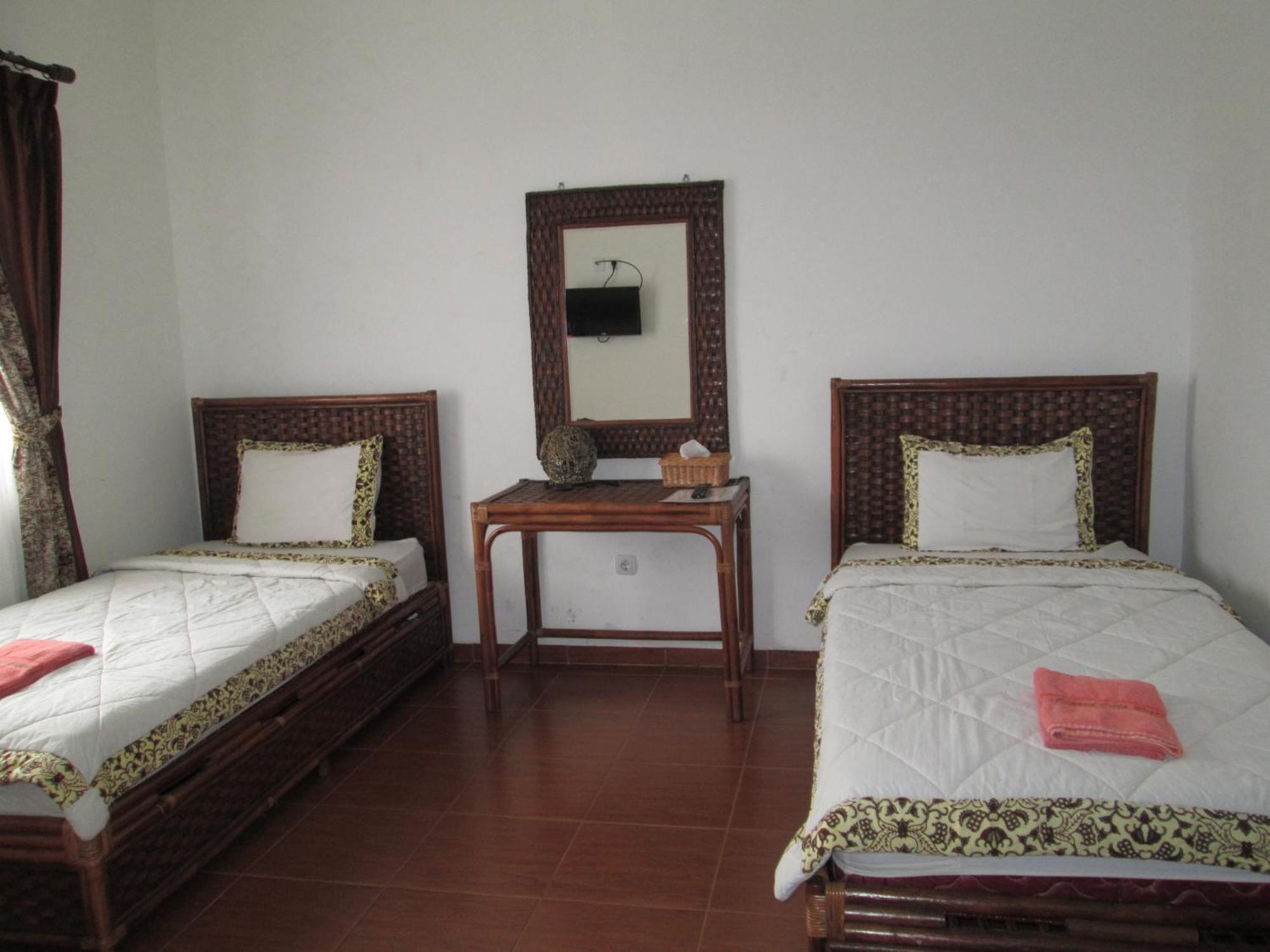 Osmond Villa Resort Lembang Exterior photo