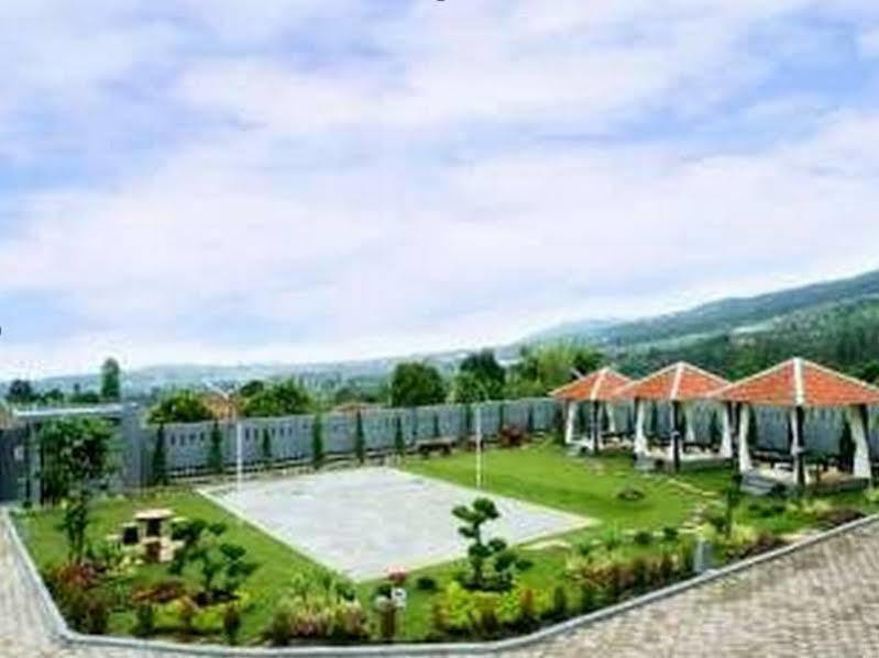 Osmond Villa Resort Lembang Exterior photo