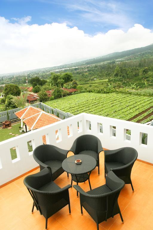 Osmond Villa Resort Lembang Exterior photo